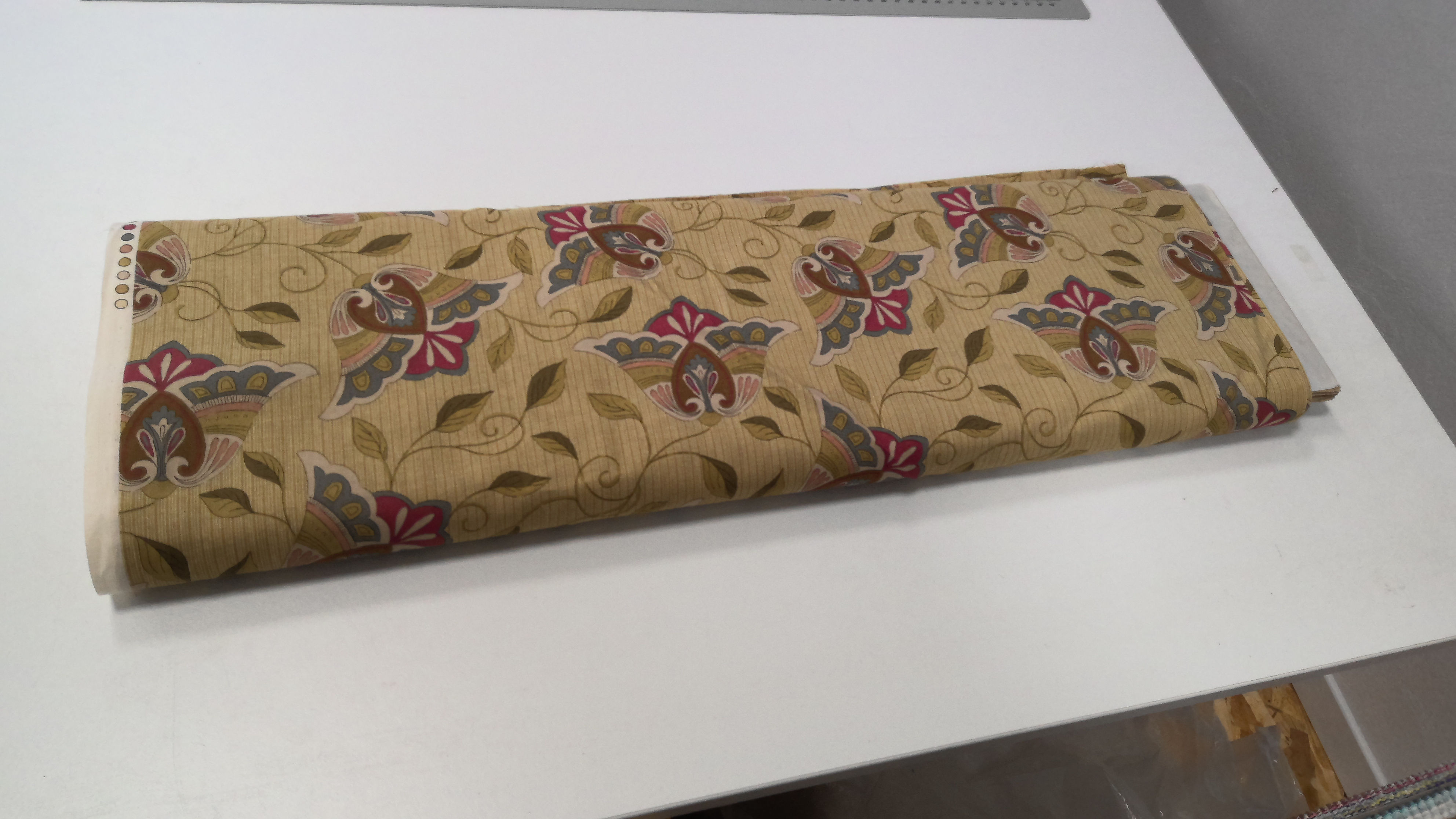 MOTIFS FLORAUX ET SUR FOND BEIGE 30101-60