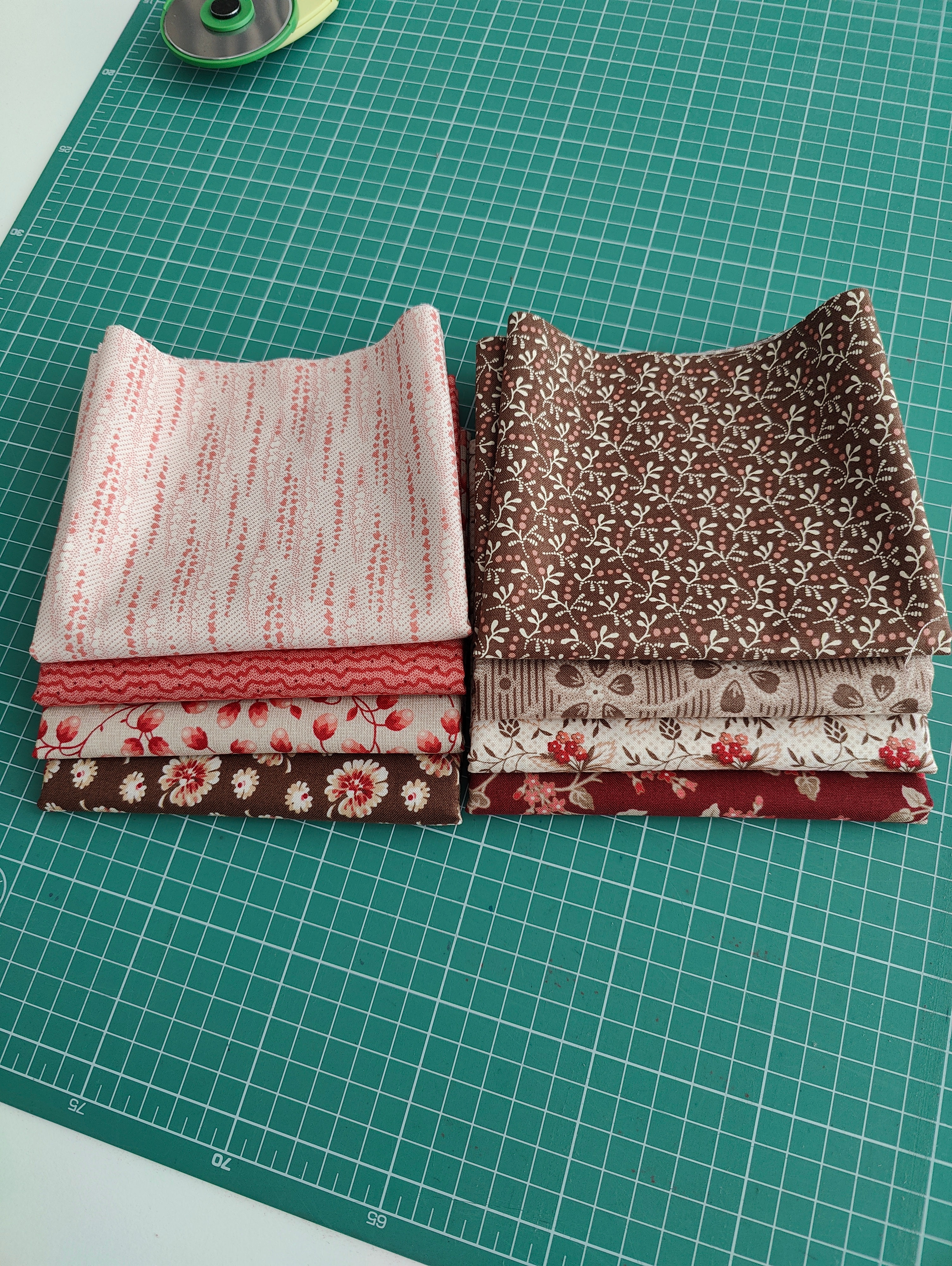 LOT DE  8 TISSUS ROSES LOTCCP3