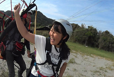 女子カップルパラグライダー体験