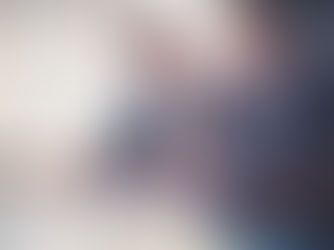 Twee professionals in gesprek over internal auditing, aan een bureau met documenten en tablet.