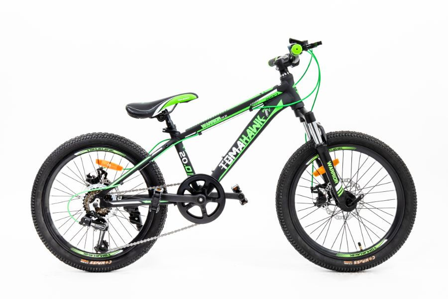 אופני ילדים שחורות וירוקות Tomahawk 20 עם גלגלי הממלכה לנסיעה עירונית