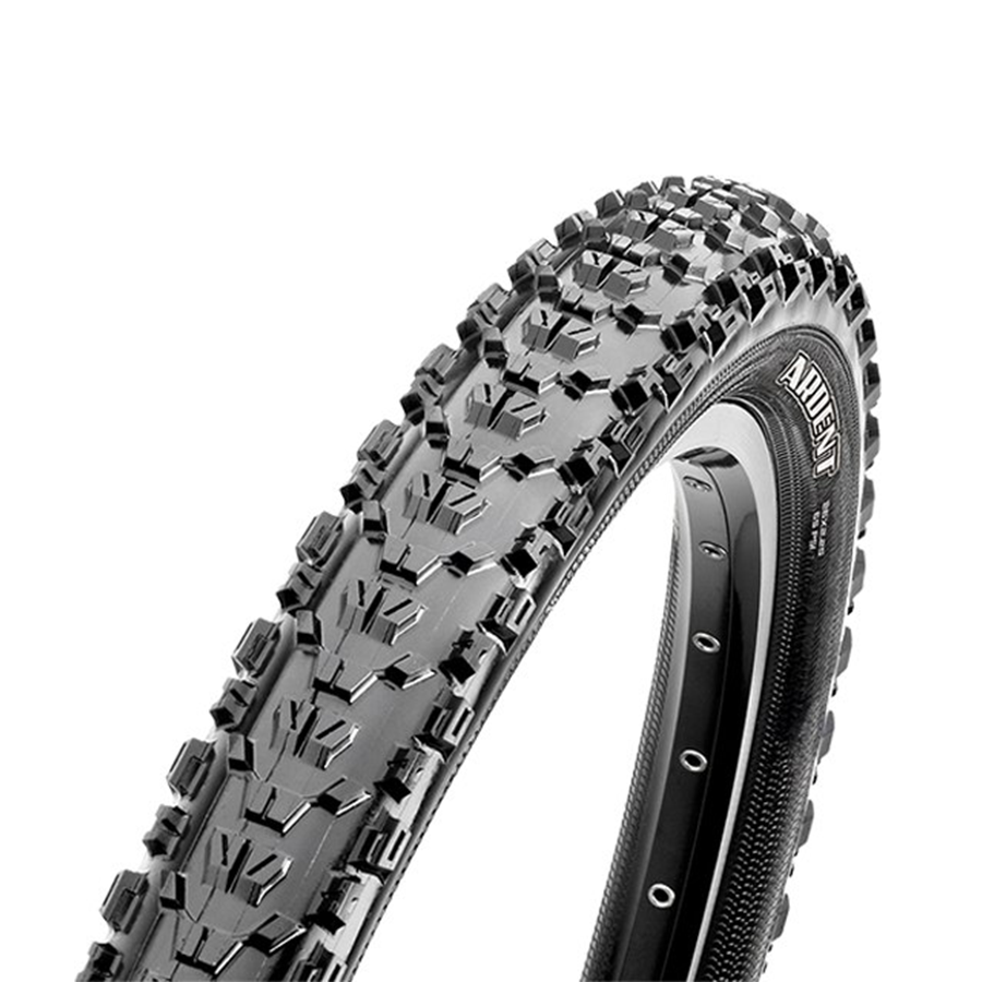 צמיג אופניים שחור עם דוגמה בולטת, פרטים טכניים על הצמיג. גלגלי הממלכה.