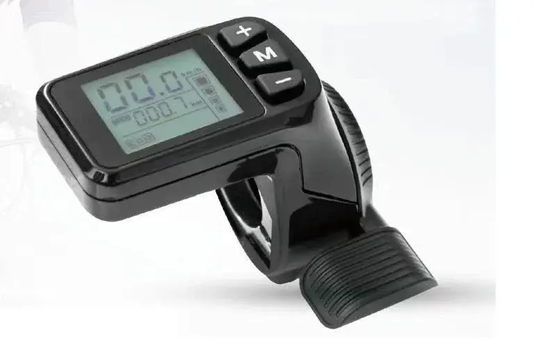 צג דיגיטלי שחור עם כפתורים ומספרים. 00.0, 000.7. גלגלי הממלכה.