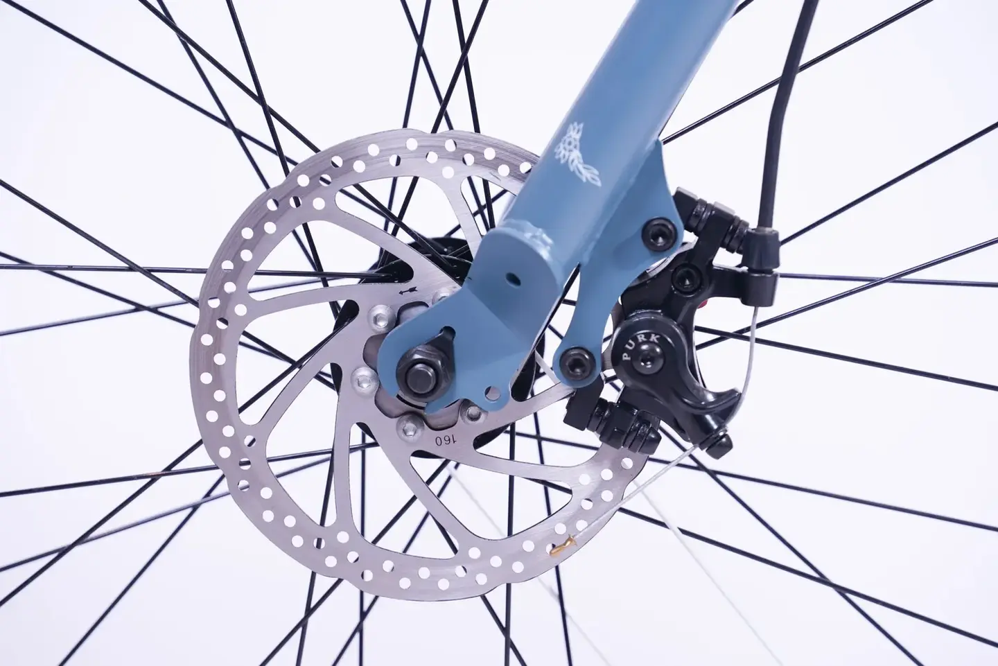 גלגל אופניים כחול עם בלם דיסק, רקע לבן. גלגלי הממלכה.