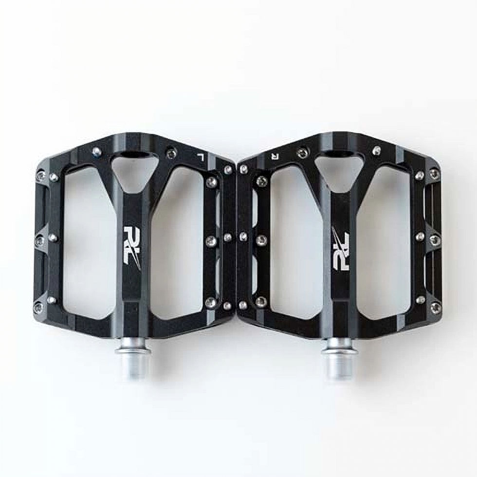 זוג דוושות אופניים שחורות עם לוגו RC, על רקע לבן