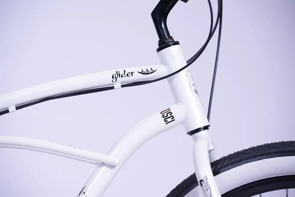 אופני עיר לבנים glider TSCI, פרטים לבנים, רקע בהיר, עיצוב אופנתי, גלגלי הממלכה.