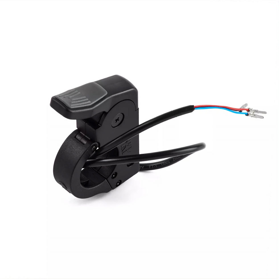 מצערת אופניים חשמליות שחורה עם כבלים, שחור, על רקע לבן, פרטים טכניים