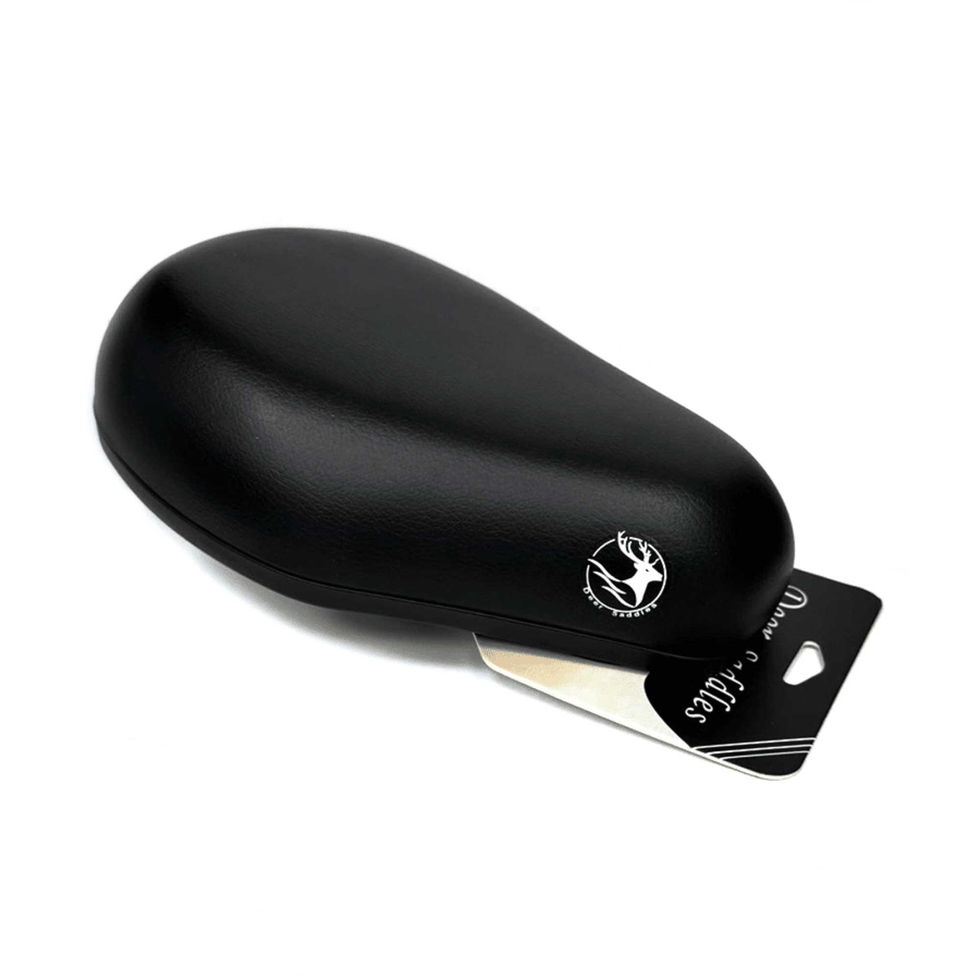 מעצב כרטיסיות שחורות, עם כיתוב Dawn & Dusk, על רקע לבן. גלגלי הממלכה