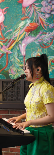 歌手吴沁尹的现场演唱