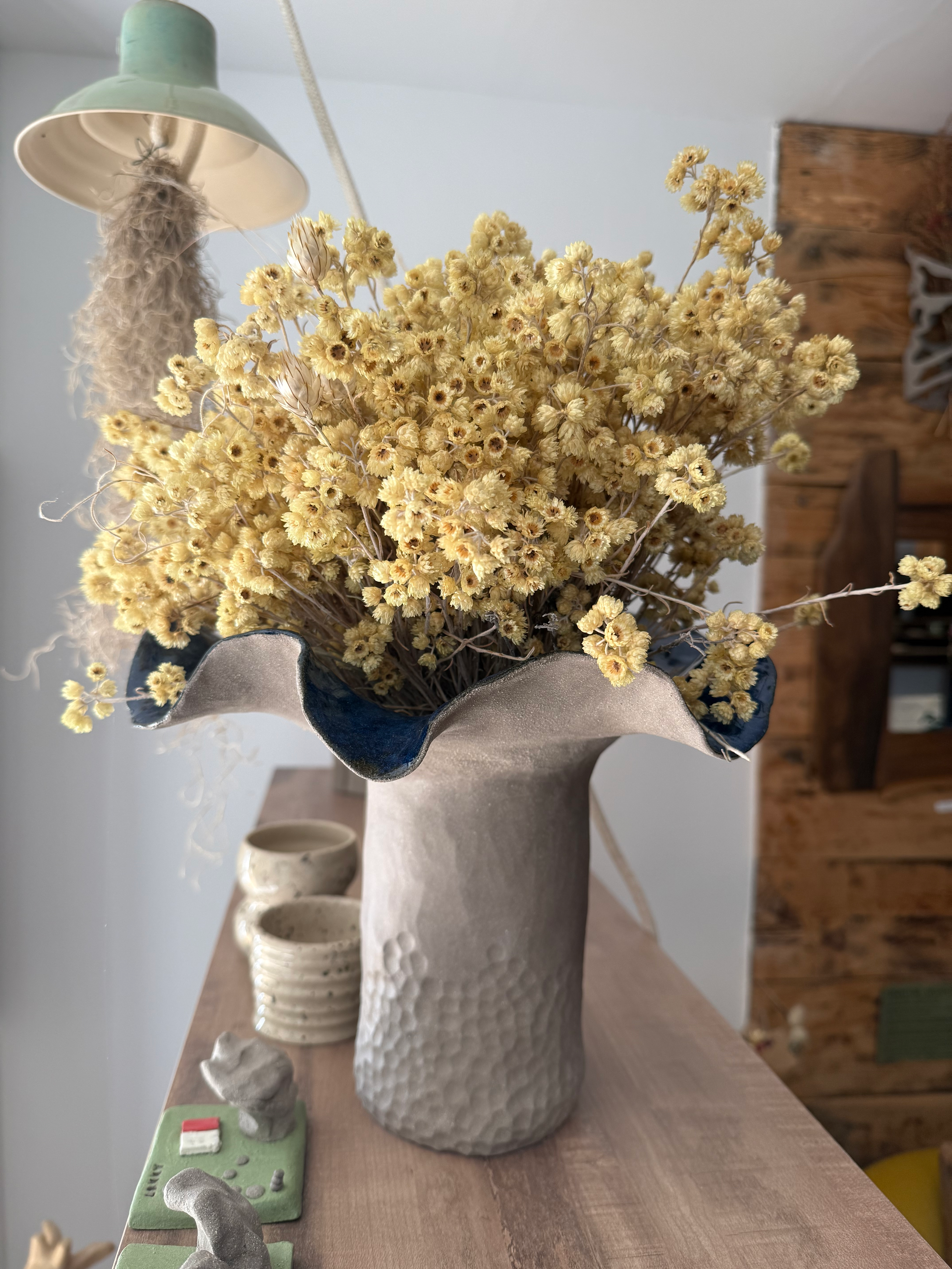 Vase en grès brut et émail bleu profond