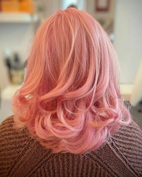 Damenfrisur lange Haare, gewellt mit rosa Strähnen