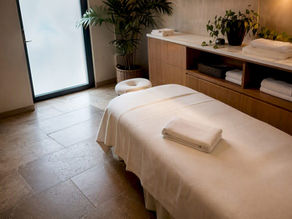 Ambiente rilassante di una sala massaggi in una spa