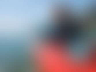 Un uomo pagaia tranquillo sul Lago di Garda, immerso nella luce dorata del mattino.