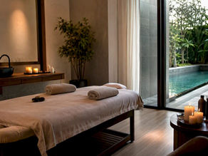 Sala spa allestita per massaggio di coppia