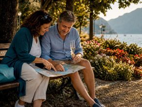 Coppia di turisti che studia la cartina per organizzare un’escursione sul lago di Garda