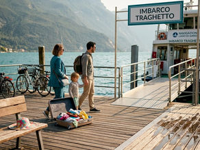 Una famiglia si imbarca sul traghetto per una gita mattutina sul Lago di Garda.