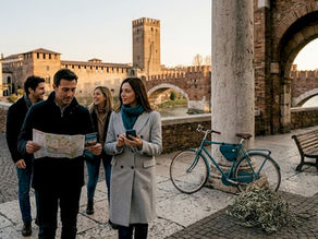 Il centro di Verona pullula di turisti che passeggiano tra le vie storiche, ammirando le bellezze della città.