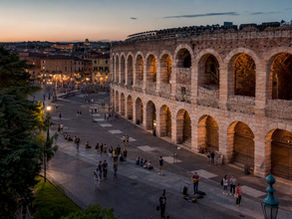L’Arena di Verona immortalata dall’esterno, con i turisti che ne ammirano la maestosità