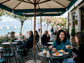 Una passeggiata sul lungolago di Desenzano, tra persone che si godono il panorama e barche che ondeggiano sull’acqua.