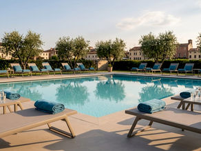 Zona piscina dell’hotel a Verona completamente vuota, con lettini pronti per essere utilizzati.
