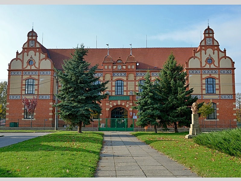 My mom's red brick school