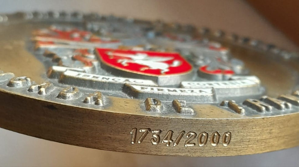 Borda da medalha com o número "1734/2000"