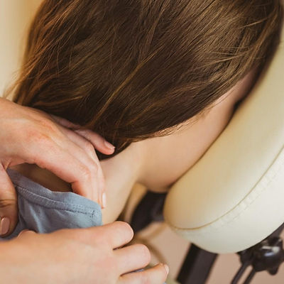 Massage sur chaise ergonomique massage amma assis habillé chez Mathilde Villette Relax