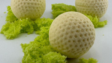weißes Schokoladenmousse, fein airgebrusht und mit präziser Golfball-Struktur veredelt. Platziert auf unserem Sponge Green