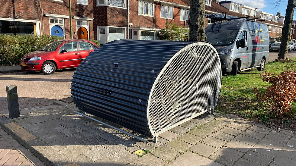 Fietshangar Installationsprozess in einer Wohnstraße