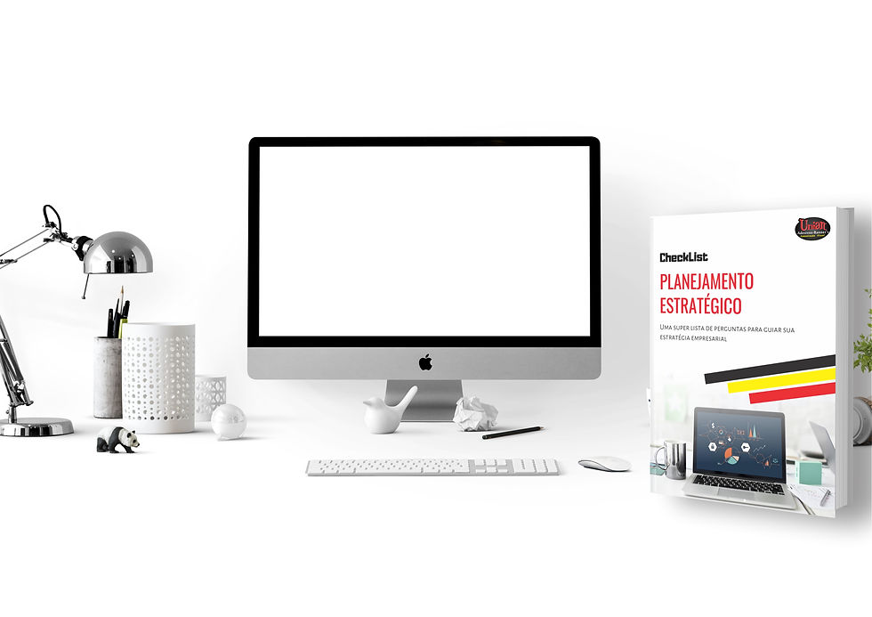 Mesa com computador, porta-canetas, luminária e nosso checklist impresso