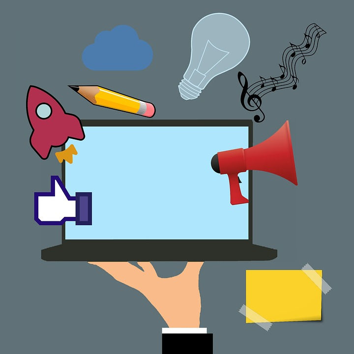 Homem segurando computador com likes, ideias, megafone saindo dele