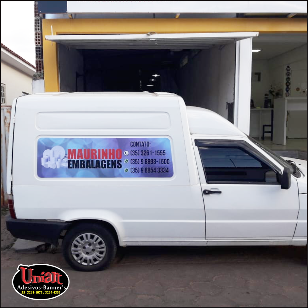 Fiorino com adesivo de embalagens na porta da loja Uniart