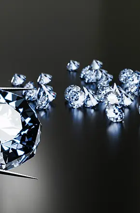 vecteezy_the-diamond-is-clamped-with-pliers-lots-of-diamonds-placed_6662965.webp