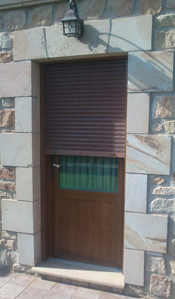 Balconera imitación madera.