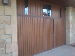 Puerta basculante automatizada.