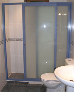 Mampara corredera azul.