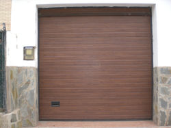 Puerta seccional de techo.