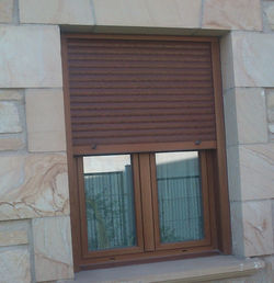 Ventana imitación madera.