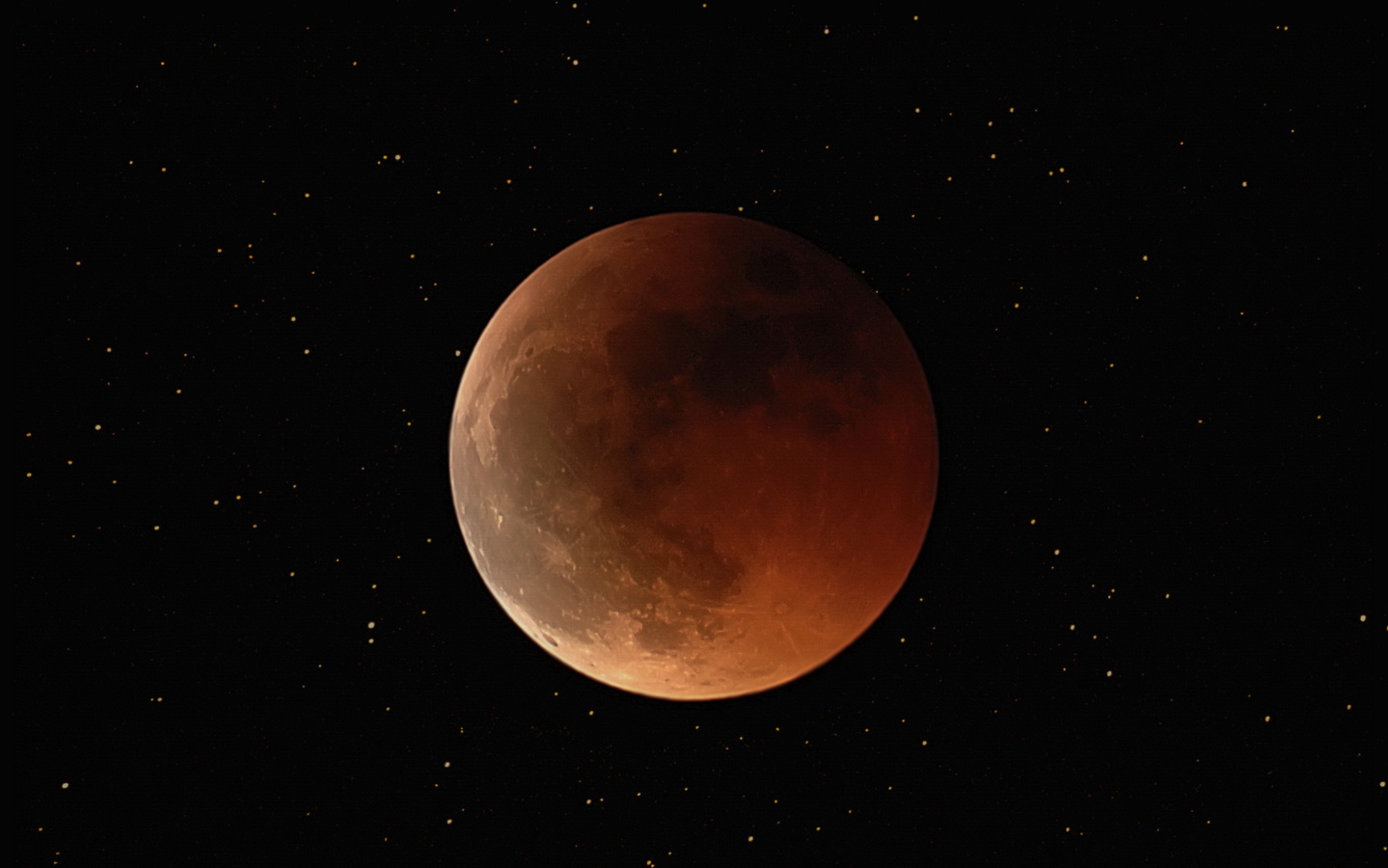 La Luna y estrellas en la totalidad