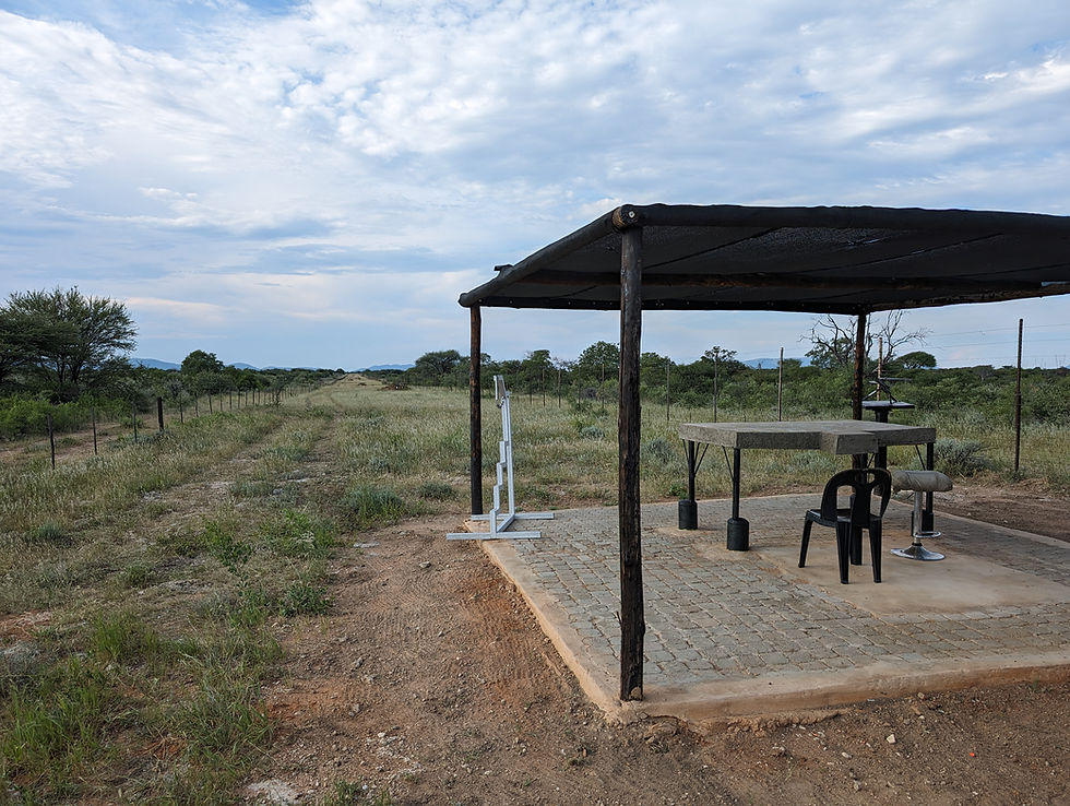 Nahaufnahme eines Fernglases auf einem Jagdstand mit Blick auf die afrikanische Steppe