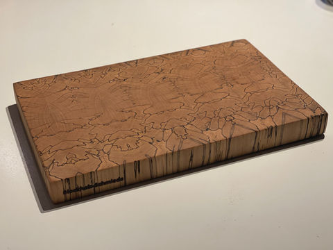 Holzdesigns auf Kundenwunsch; Holzbrett; Holzdeko; Handgefertigte Einzelstücke; Möbel ; Hängelampe; Eiche; individuelle Holzdesigns ;  Einzelstück; Einzigartiges Schneidebrett aus Holz