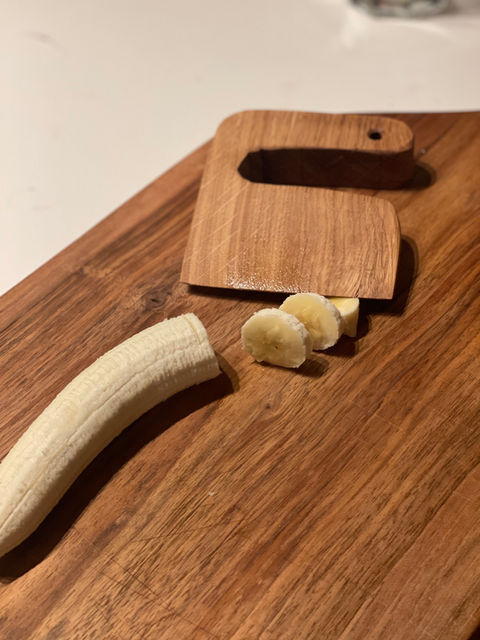 Holzdesigns auf Kundenwunsch; Holzbrett; Holzdeko; Handgefertigte Einzelstücke; Möbel ; Hängelampe; Eiche; individuelle Holzdesigns ;  Einzelstück; Einzigartiges Schneidebrett aus Holz mit Griff