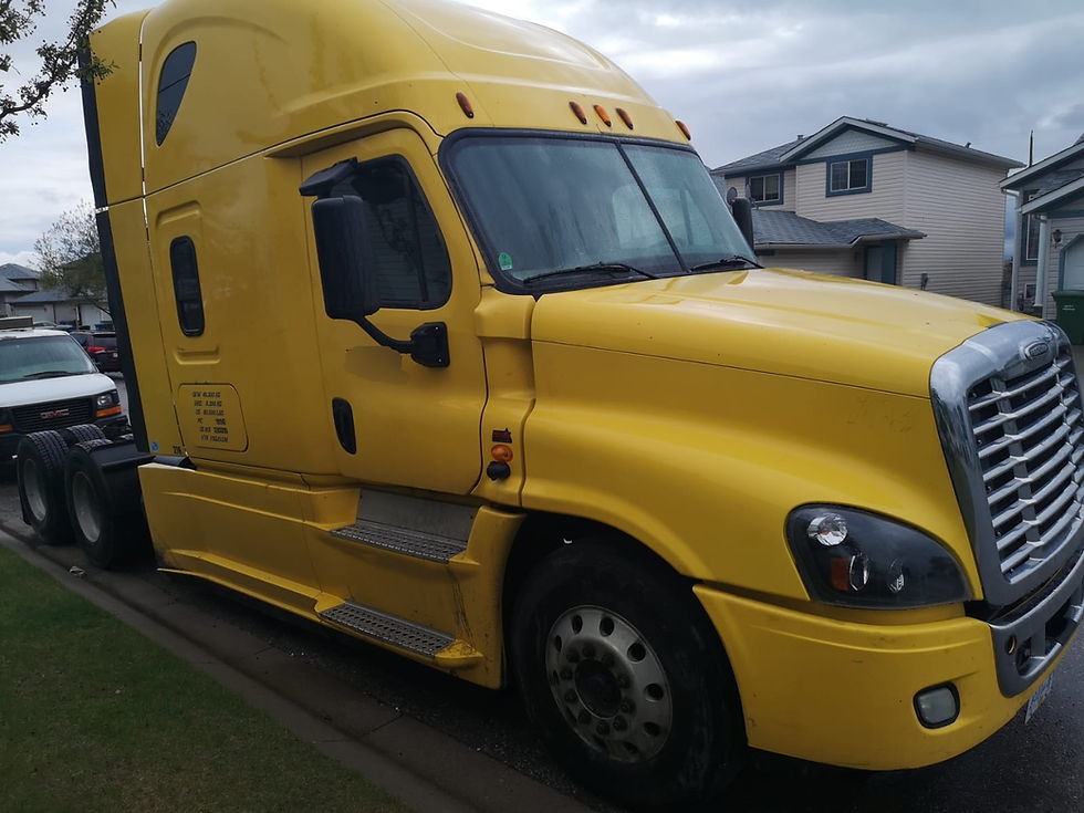 Thumbnail: 2015 Freightliner Cascadia - Yellow