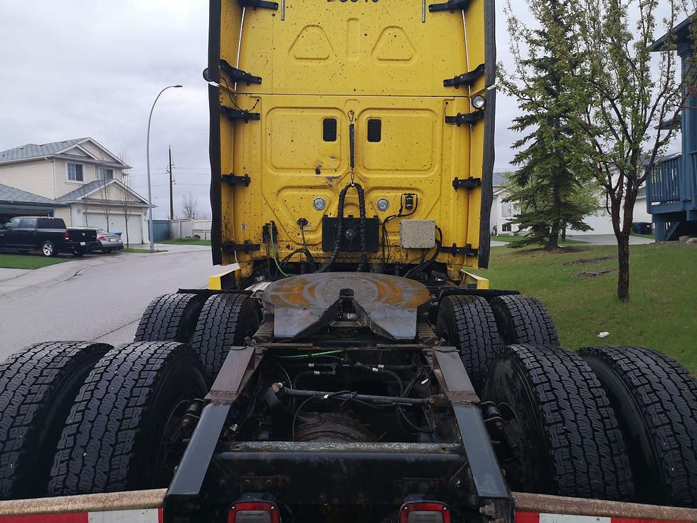 Thumbnail: 2015 Freightliner Cascadia - Yellow