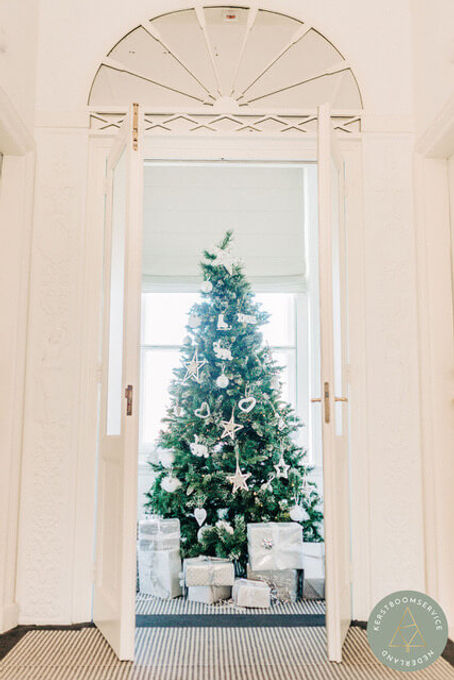 Kerstboom met wit thema in kantoor