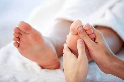 séance réflexologie plantaire, massage des points réflexe sur les pieds