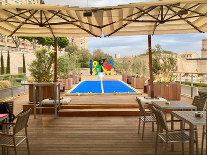 Deux terrains de pétanque sur une terrasse