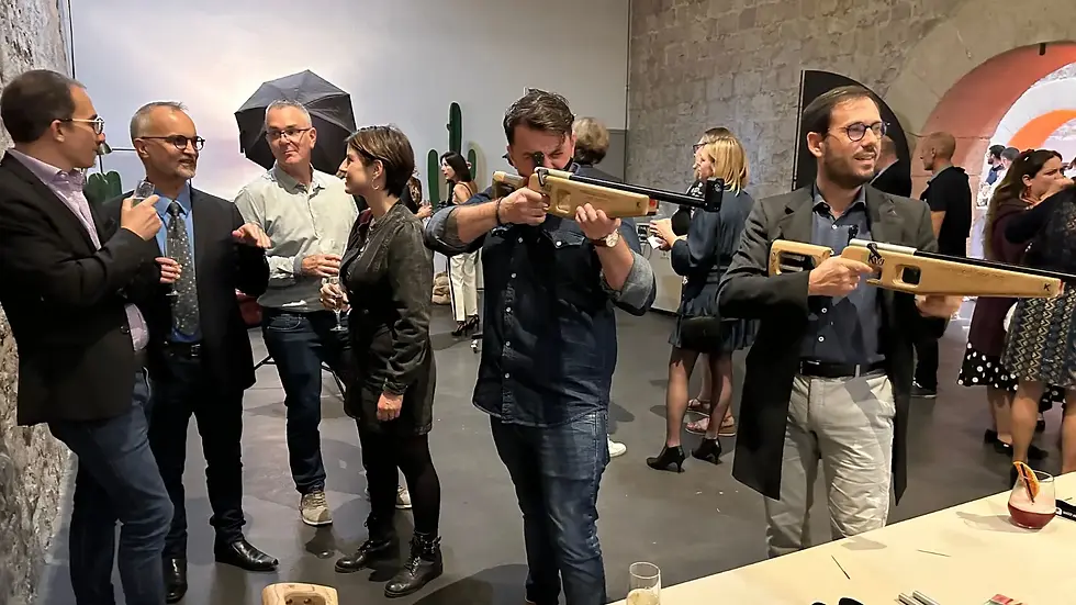 Des gens s'amusent en jouant au baby-foot lors d'un team building