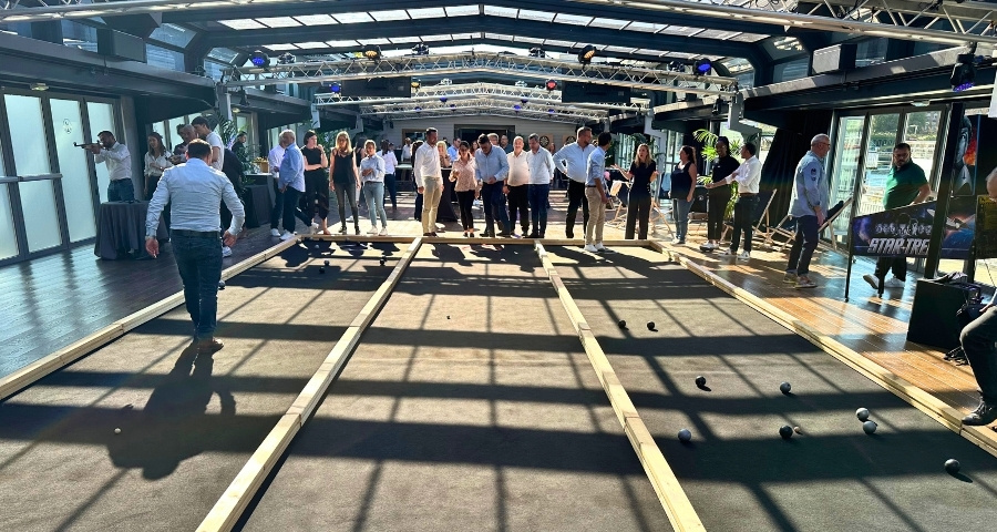 team building pétanque sur un bateau.jpg