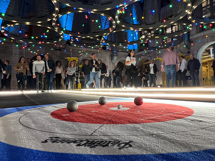 une entreprise joue à la pétanque d'intérieur